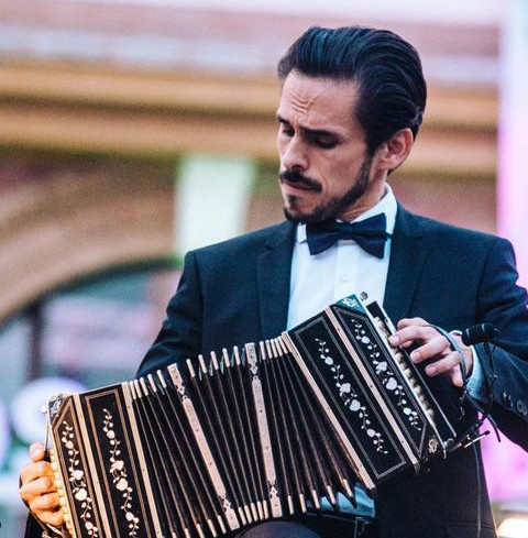 Intervista a Claudio Constantini, parlando del suo bandoneón Doble A.