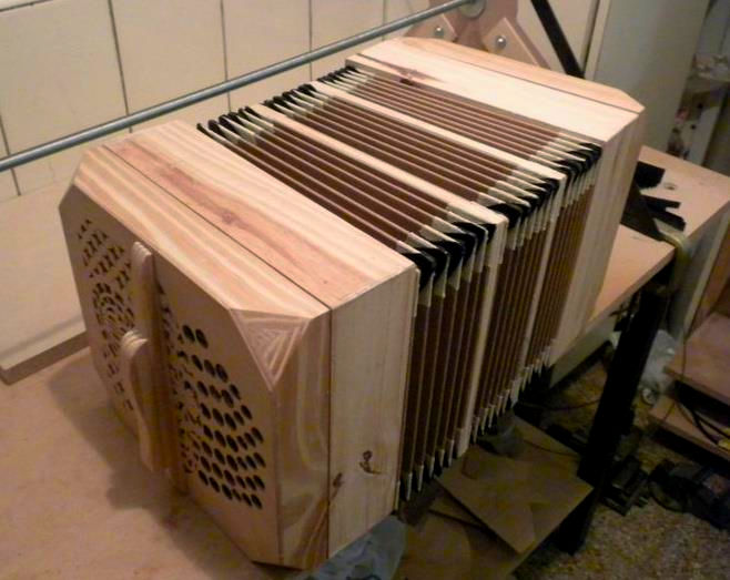 Bandoneón in fase di costruzione.